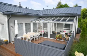Lasiterassi ulkoapäin kuvattuna