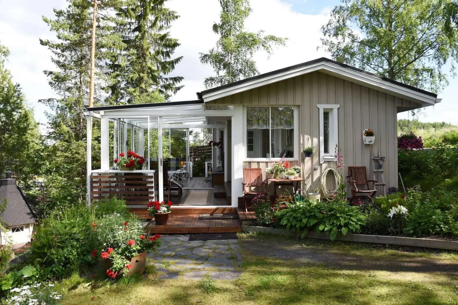 Lasititerassi järven rannalla